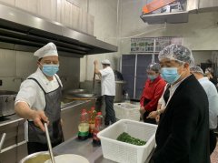 <strong>问“饭菜好欠好吃”“分量够不敷”</strong>