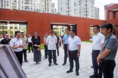 带领一一察看了德